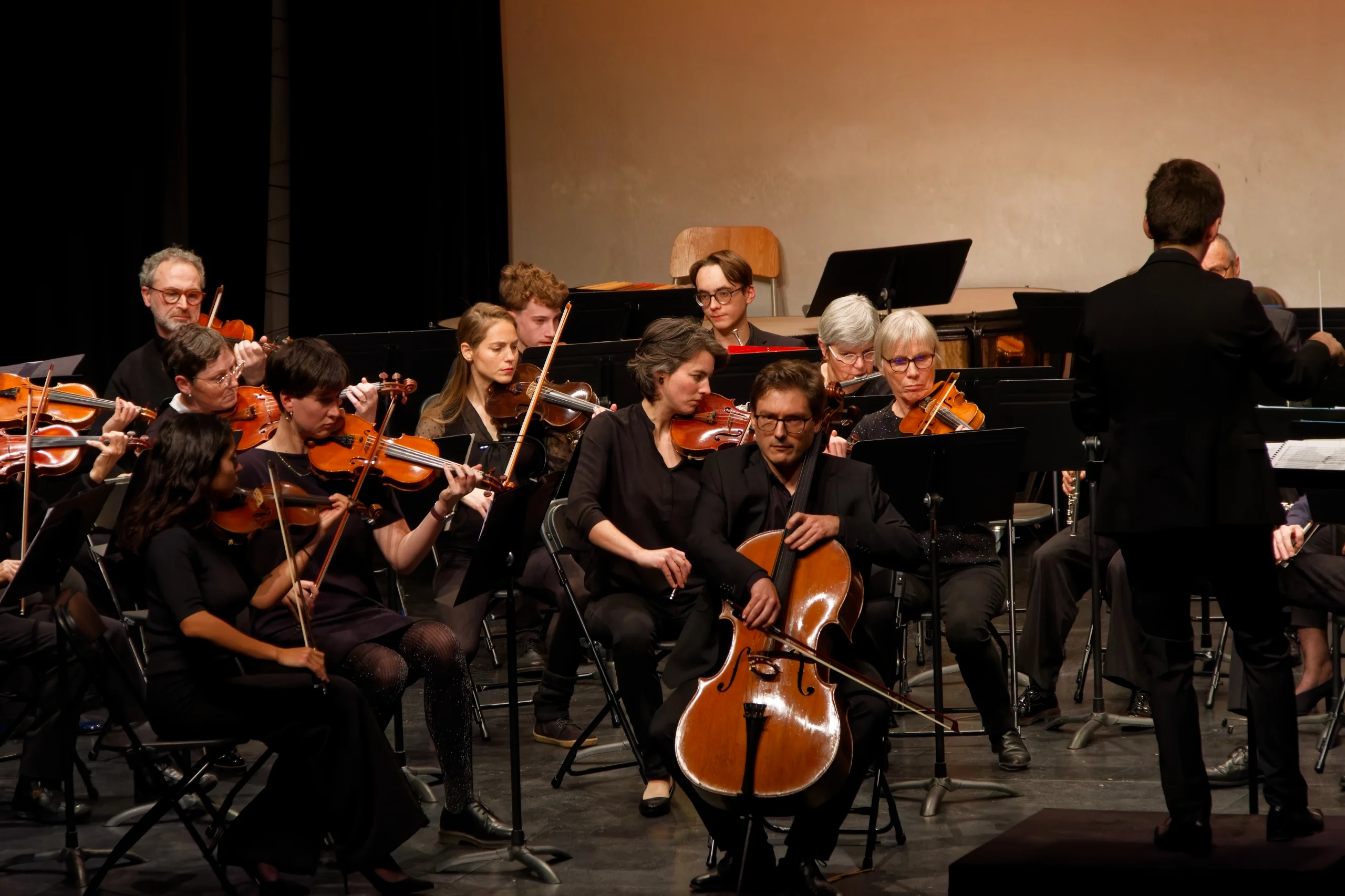 Violoncelle solo et violonistes