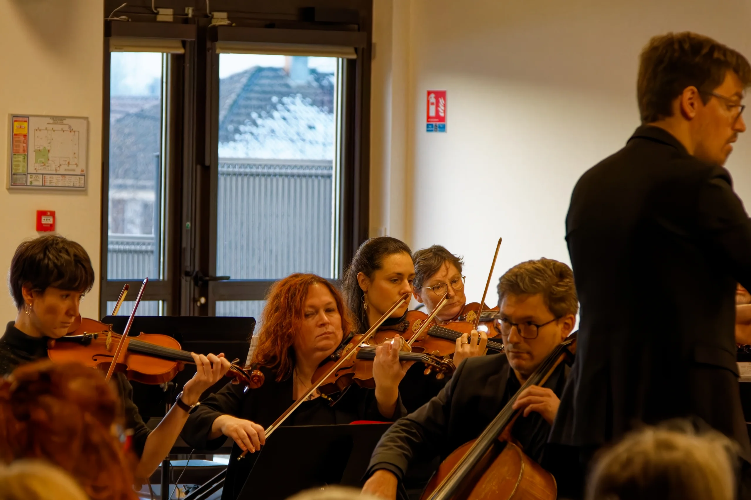 Violoncelliste solo et violonistes