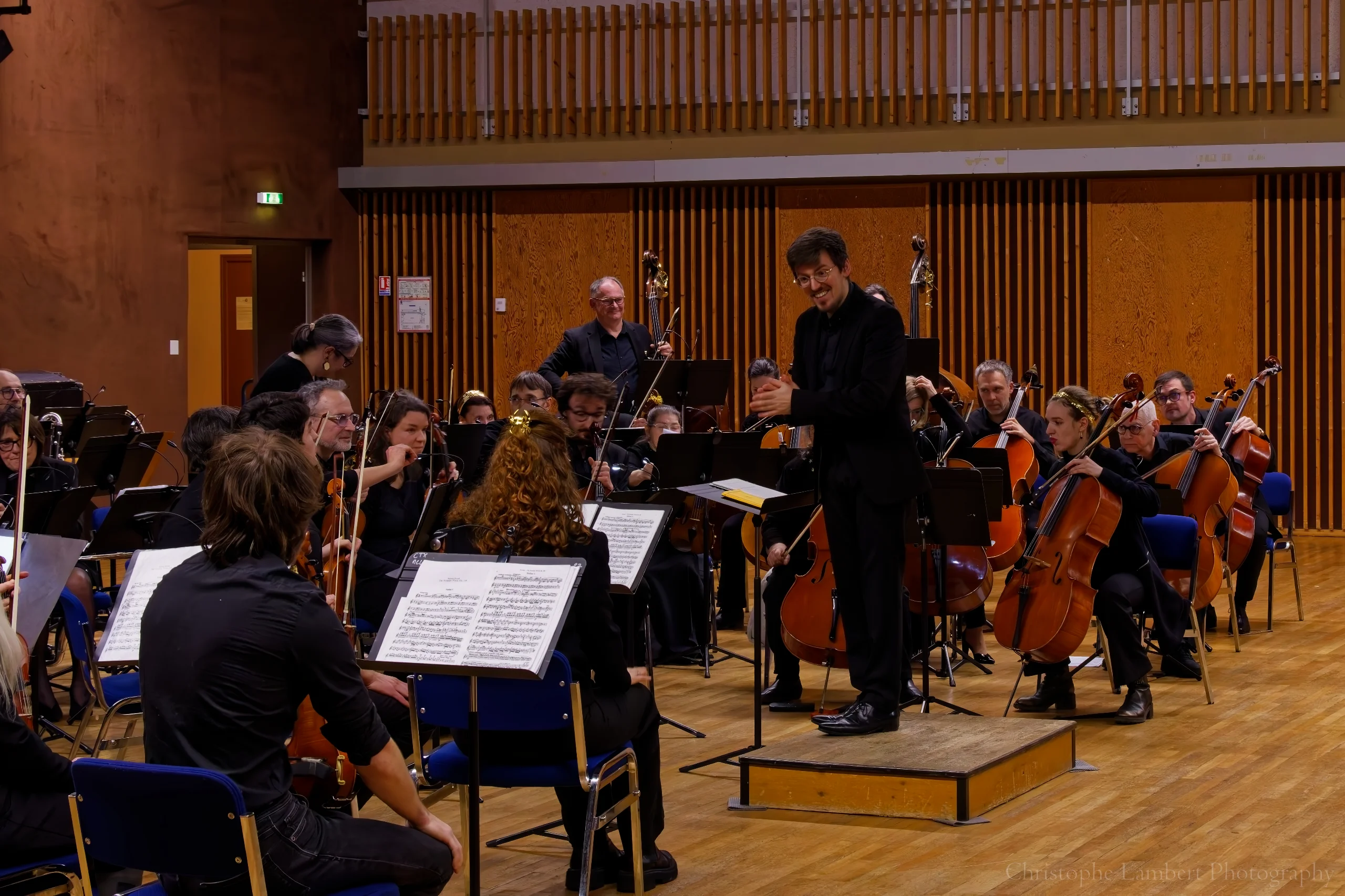 Le chef sourit aux violonistes