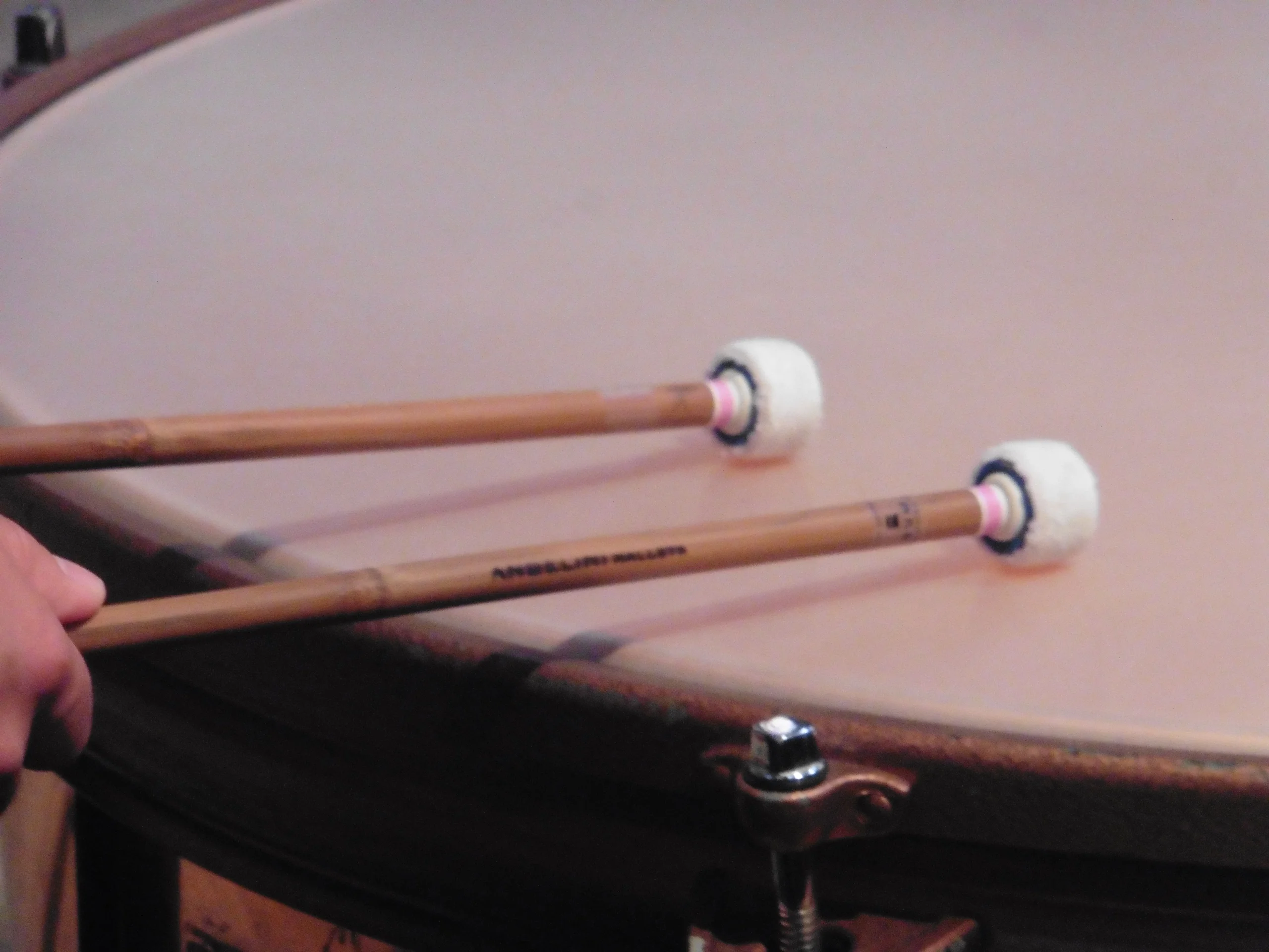 Des baguettes de timbale sur la timbale
