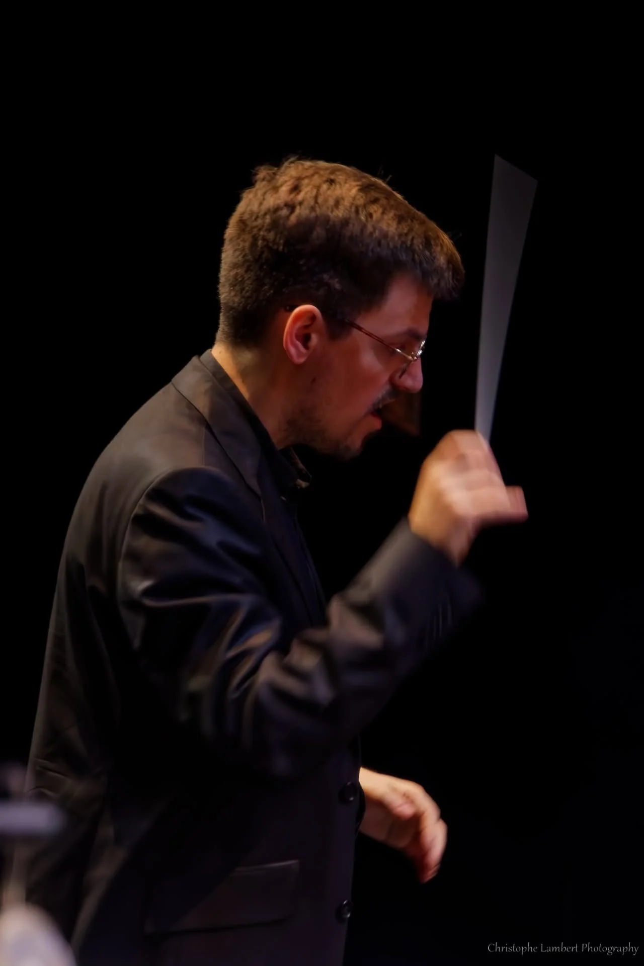 Le chef d'orchestre pendant un concert